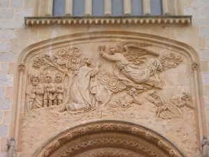 Relief &uuml;ber dem Kirchenportal