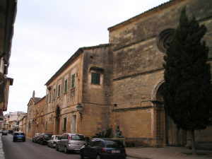 Bibliothek (ehemals ein Krankenhaus) samt Kapelle
