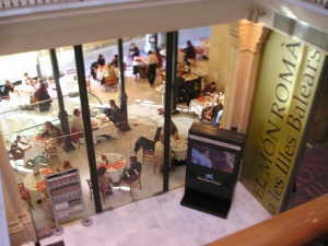 Blick vom Treppenaufgang ins Cafe