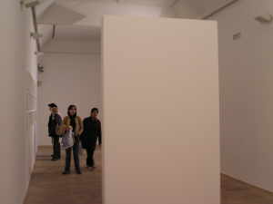 staunende Galeriebesucher