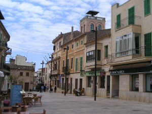 Strassenansicht - im Hintergrund das Rathaus