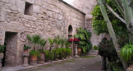 Innenhof und Eingang zu den B&auml;dern