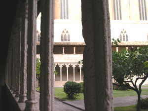 Kreuzgang, B&ouml;gen aus dem 13.Jh.