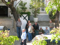 Klönschnack gegenüber der Kirche